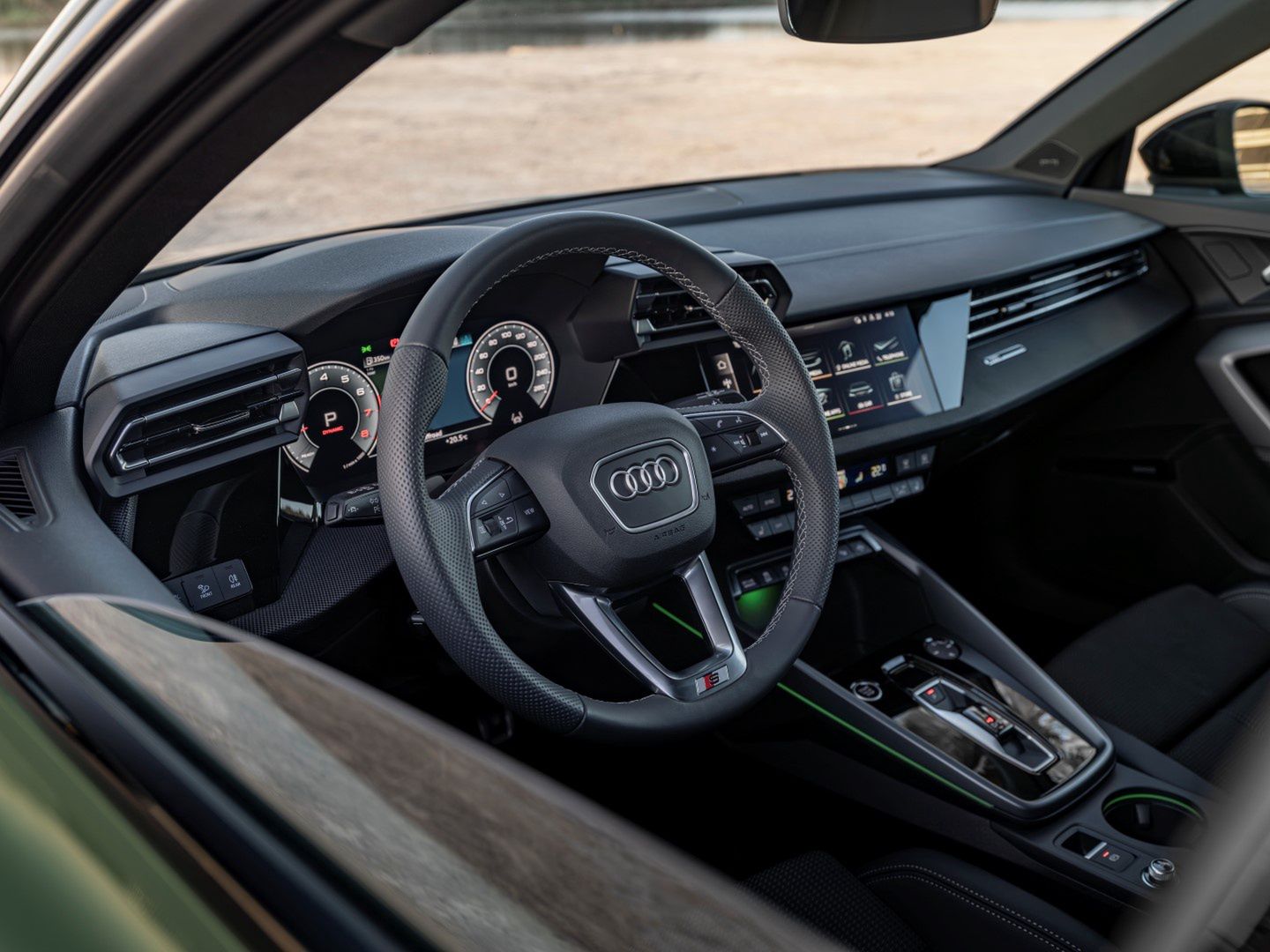 Interior,
Colour: District Green Metallic
