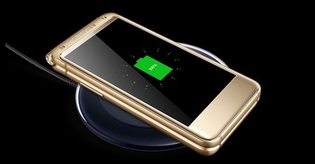Samsung W2017 oficjalnie. Najmocniejszy smartfon z klapką w powalającej cenie