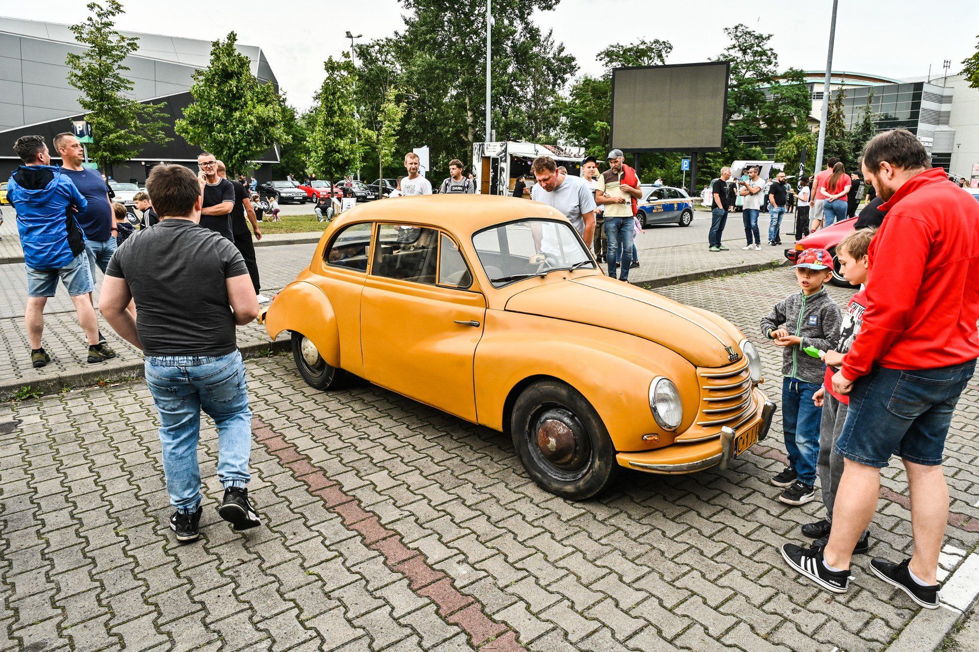 Pod Torbydem zaparkowały klasyczne polskie auta i zagraniczne perełki. Część z nich można zobaczyć na każdym zlocie, inne pojawiają się rzadziej. Za każdym razem nie brakuje nowych aut i ich miłośników, którzy lubią nie tylko popatrzeć na pojazdy, ale również o nich podyskutować.