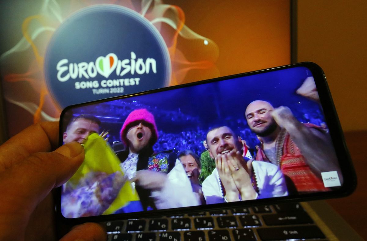A Ukrainian man watches a broadcast on his mobile phone as Kalush Orchestra from Ukraine celebrates winning the 66th annual Eurovision Song Contest (ESC), in Odesa, Ukraine, early 15 May 2022. Ukrainians could not gather to watch the ESC 2022 this year due to a curfew and big numbers of evacuated people amid the Russian invasion. On 24 February, Russian troops invaded Ukrainian territory starting a conflict that has provoked destruction and a humanitarian crisis. According to the UNHCR, more than six million refugees have fled Ukraine and a further 7.7 million people have been displaced internally within Ukraine since. EPA/STEPAN FRANKO Dostawca: PAP/EPA.