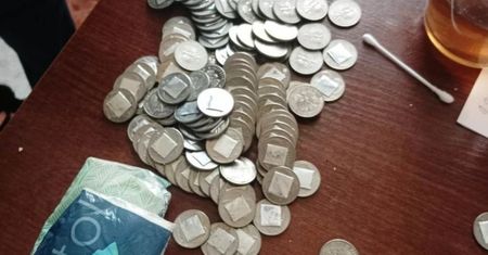 Przerabiał stare 20-złotówki na "piątki". 54-latek wpadł w autobusie