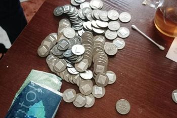 Przerabiał stare 20-złotówki na "piątki". 54-latek wpadł w autobusie