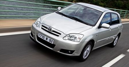 Używana Toyota Corolla E12 w pigułce. Niezawodna alternatywa dla Golfa