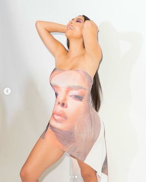 Kim Kardashian pozuje w sukience z własną twarzą