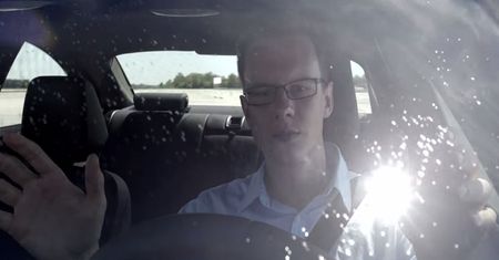 Film dnia. Kto lepiej driftuje: kierowca czy autonomiczny samochód?