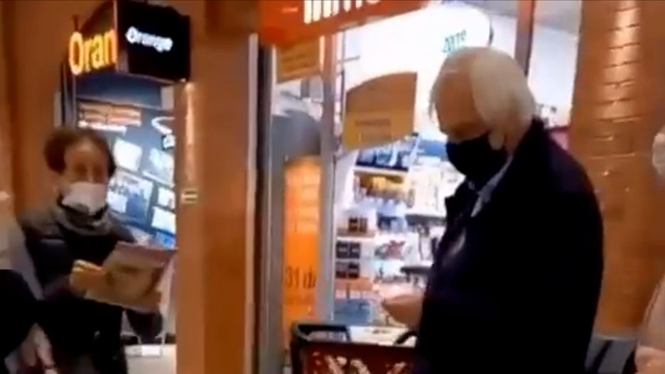 "Jest pani kretynką". Wicemarszałek Ryszard Terlecki w galerii handlowej. Stopklatka z nagrania 