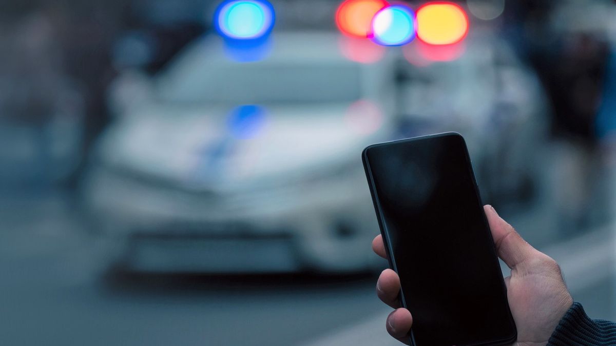 Policyjna aplikacja zawiera przepisy ruchu drogowego.