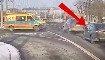 Chciał przepuścić karetkę. Aż się zatrzymała. Dwa uderzenia