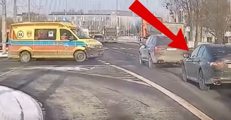 Chciał przepuścić karetkę. Aż się zatrzymała. Dwa uderzenia