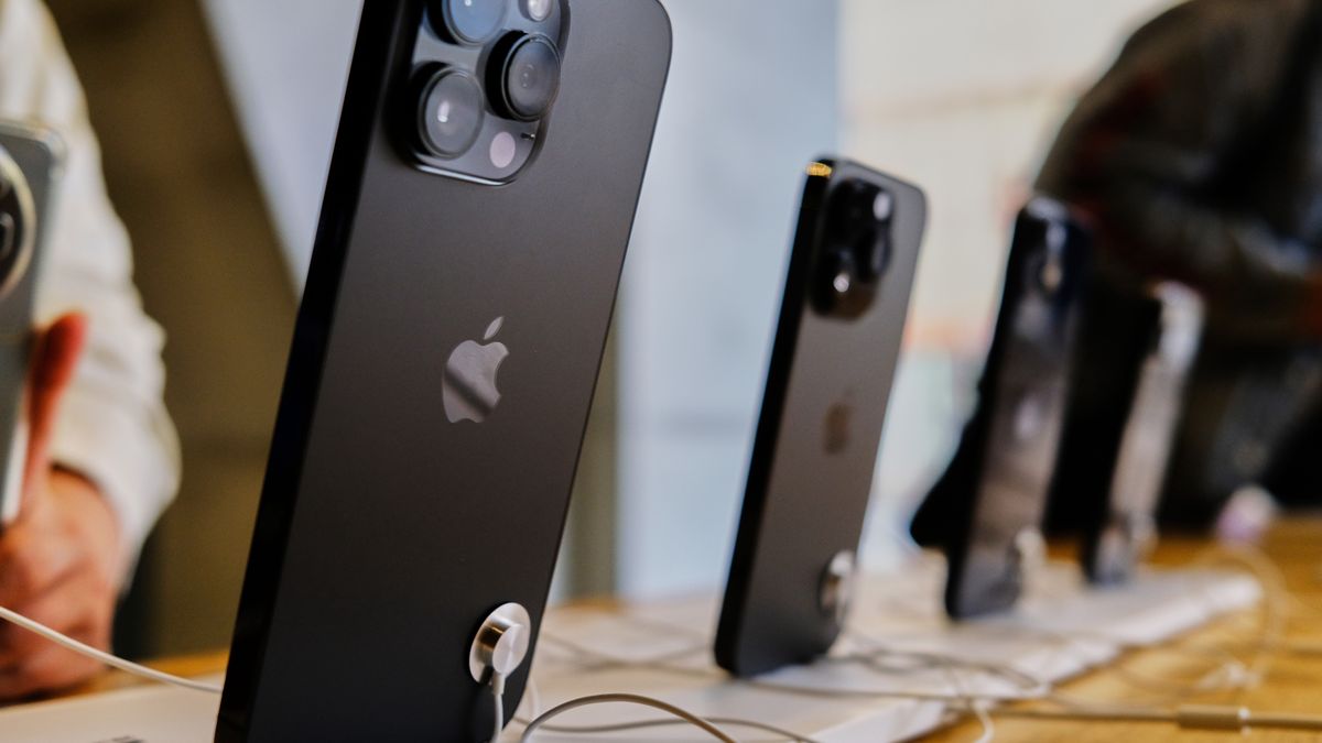 TIANJIN, CHINA - 2022/10/12: The various sample phones of iPhone 14 series are shown in an Apple store.  On October 7, the iPhone 14 series were launched in the Chinese Mainland market. According to the latest report, Apple Inc. will cancel the plan to increase the production of 6 million iPhones 14 series because the demand is lower than expected. (Photo by Zhang Peng/LightRocket via Getty Images)
