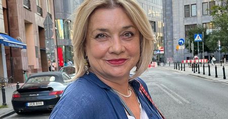 Ostrowska-Królikowska w jesiennym klasyku. Podobne trencze kupisz na wyprzedaży za grosze