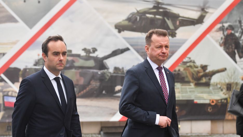 Mariusz B�aszczak, Sebastien Lecornu
Warszawa, 27.12.2022. Wicepremier, minister obrony narodowej Mariusz B�aszczak (C) oraz minister obrony Francji Sebastien Lecornu (L) podczas spotkania, 27 bm. w siedzibie MON w Warszawie. Politycy zawarli umow� na dostaw� dw�ch satelit�w obserwacyjnych wraz ze stacj� odbiorcz� w Polsce(aldg) PAP/Piotr Nowak
Piotr Nowak
dostawa, Ministerstwo Obrony Narodowej, MON, polityk, polityka, satelita, satelity, umowa