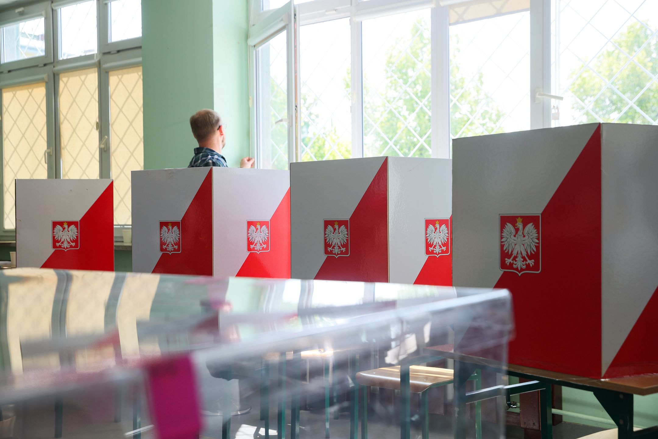 Warszawa, 01.06.2025. Wybory prezydenta RP - II tura. Głosowanie w lokalu wyborczym w Warszawie, 1 bm. Trwa głosowanie w II turze wyborów prezydenta RP. Do jego zakończenia obowiązuje cisza wyborcza. (mr) PAP/Leszek Szymański