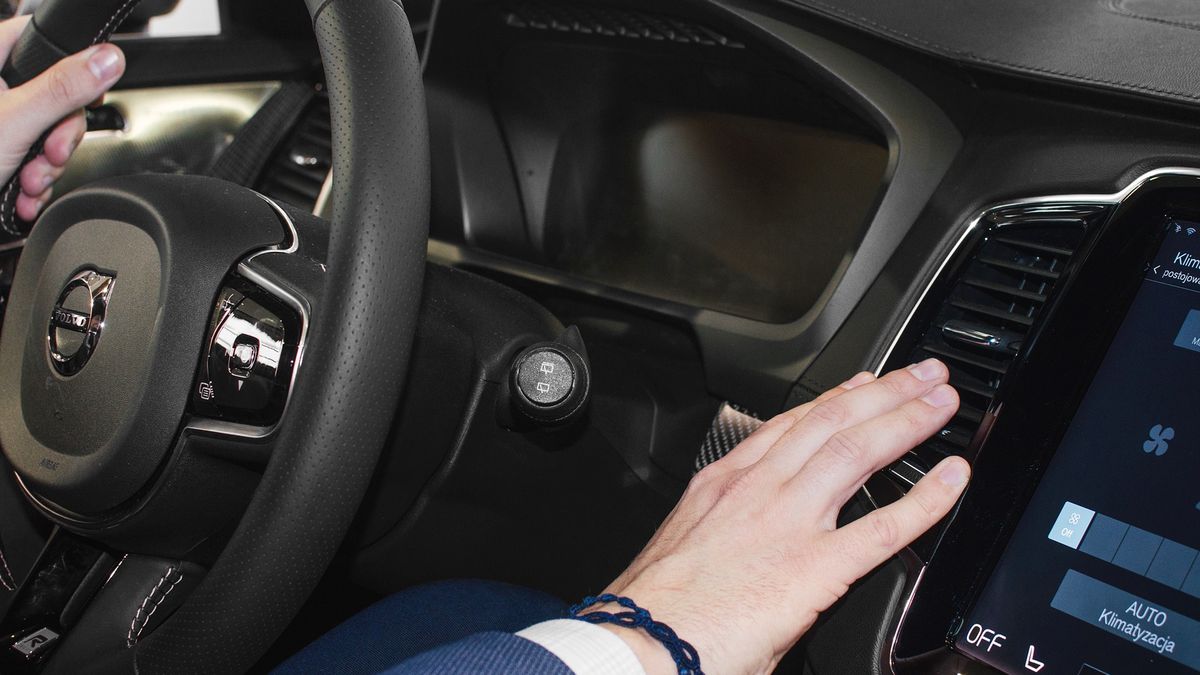 Klimatyzacja to nie wszystko. Są proste i tanie metody radzenia sobie z upałami w aucie.