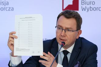 Różnice w kartach do głosowania. PKW wyjaśnia