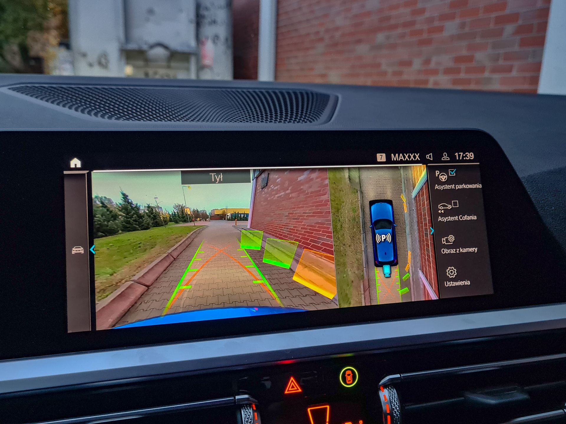 BMW 330e xDrive Touring: Hybryda plug-in oraz liczne systemy wsparcia 5