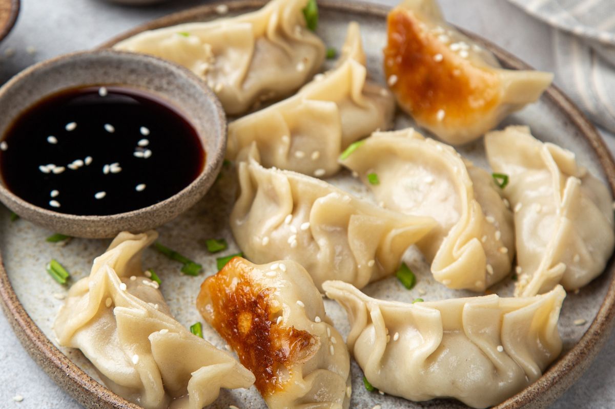 Nie ruskie i nie z mięsem. Na obiad serwują japońskie pierożki i nikt nie narzeka