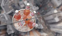 "Roześmiane chwile z przyjaciółmi" w reklamie Somersby Sparkling Rosé (wideo)