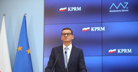 Premier o transportach z pomocą. "Nie zaprzestajemy działań humanitarnych"