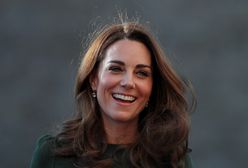 Księżna Kate czyta dzieciom bajkę. Książka jest już oczywiście niedostępna...