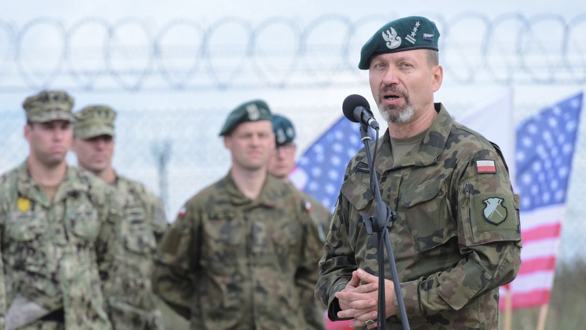 Płk Piotr Lewandowski (pierwszy z prawej). Zdjęcie archiwalne, 31 sierpnia 2018 roku 