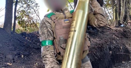 "Wbijają nóż w plecy" Rosji. Dostarczają Ukrainie amunicję