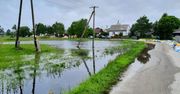 Jędrzejów: Policjanci wspierają mieszkańców podtopionych terenów