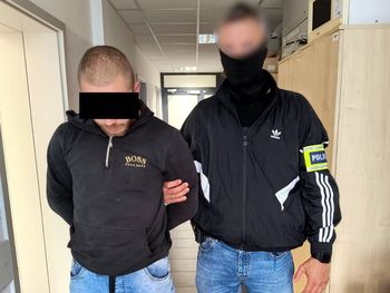 Warszawa: 23-latek rzucił się z maczetą na przypadkowego przechodnia. Odpowie za usiłowanie zabójstwa