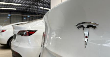Tesla szykuje się na słaby kwartał. Zaczyna przegrywać batalię z Chinami