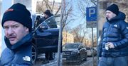 Spragniony kofeiny Tomasz Karolak drepcze po kawkę, parkując mercedesa na NIEDOZWOLONYM MIEJSCU (ZDJĘCIA)