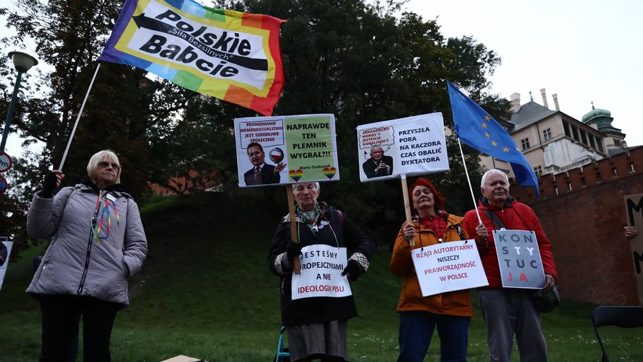Miesięcznica pogrzebu Lecha i Marii Kaczyńskich w Krakowie. Protest przy okazji wizyty Jarosława Kaczyńskiego