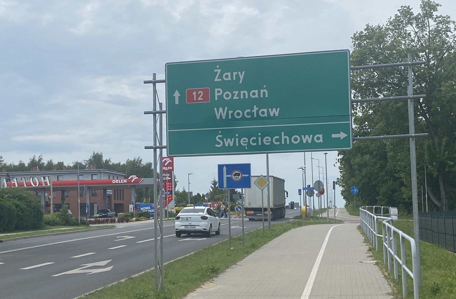 Od lat mówi się o budowie bezpiecznej dla rowerzystów ścieżki z Leszna do Lasocic. Jak dotąd, tylko na obietnicach budowy temat zakończono. W 2025 roku trzy samorządy wybudują drogę rowerową przy krajowej „dwunastce&#34;