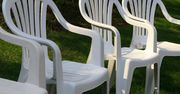 Umyj tym białe krzesła. Będą jak nowe