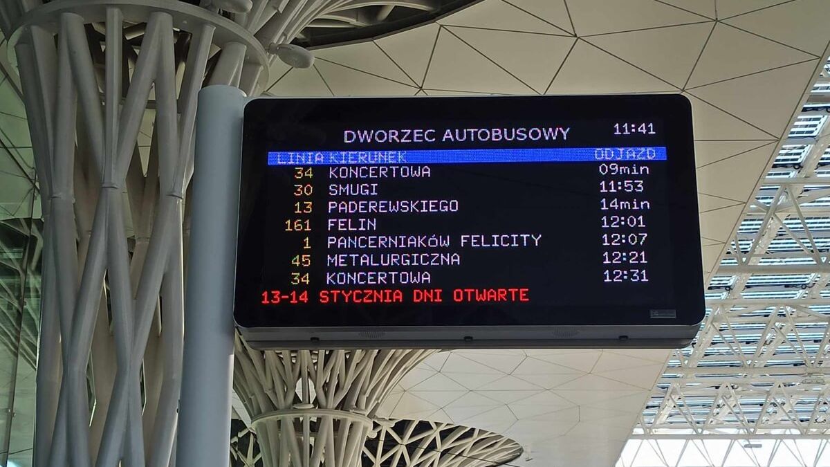 Wyświetlacz z rozkładem jazdy na Dworcu Lublin
