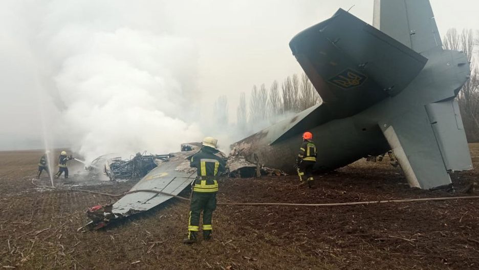 epa09781411 A handout photo released by the press service of the State Emergency Service of Ukraine on 24 February 2022 shows emergency services working at the crash site of a military plane of the Armed Forces of Ukraine, in the Obukhiv district, near Kiev, Ukraine (issued 24 February 2022). According to Ukraine's State Emergency Service the aircraft, with 14 people on board, crashed, with a subsequent fire, in the Kyiv region. Five people died in the incident, the Ministry of Internal Affairs of Ukraine said in a statement.  EPA/STATE EMERGENCY SERVICE OF UKRAINE HANDOUT -- BEST QUALITY AVAILABLE -- MANDATORY CREDIT: STATE EMERGENCY SERVICE OF UKRAINE -- HANDOUT EDITORIAL USE ONLY/NO SALES Dostawca: PAP/EPA.