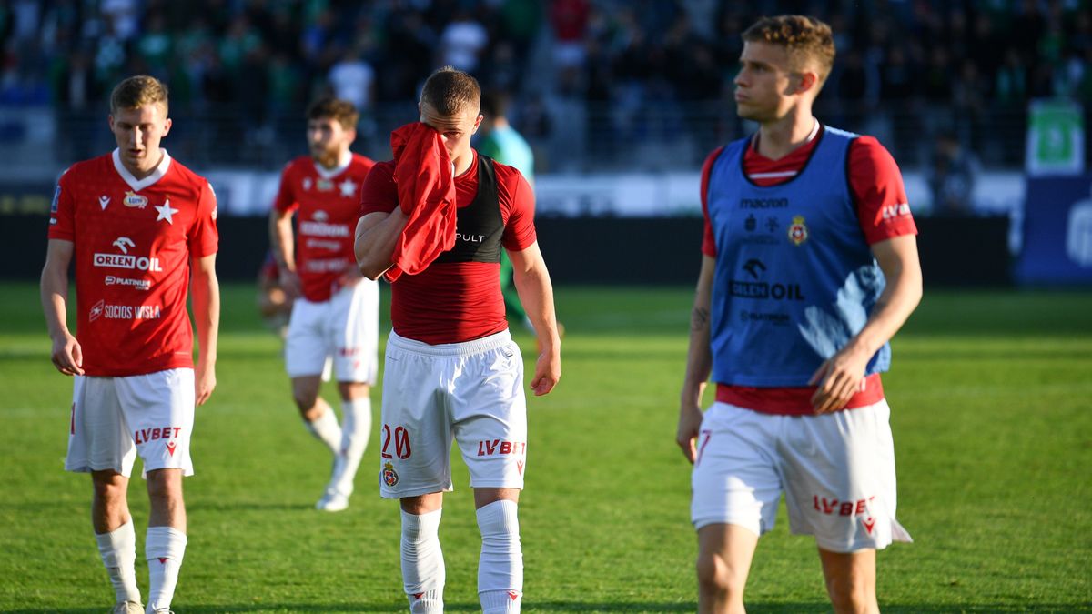 Radom, 15.05.2022. Zawodnicy Wisły Kraków po przegranym 4:2 meczu 33. kolejki piłkarskiej Ekstraklasy z Radomiakiem Radom, 15 bm. Dla "Białej Gwiazdy" ta porażka oznacza spadek z Ekstraklasy. (mk) PAP/Piotr Polak