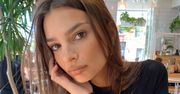 Emily Ratajkowski otulona szalikiem. Mimo to odsłoniła cały brzuch