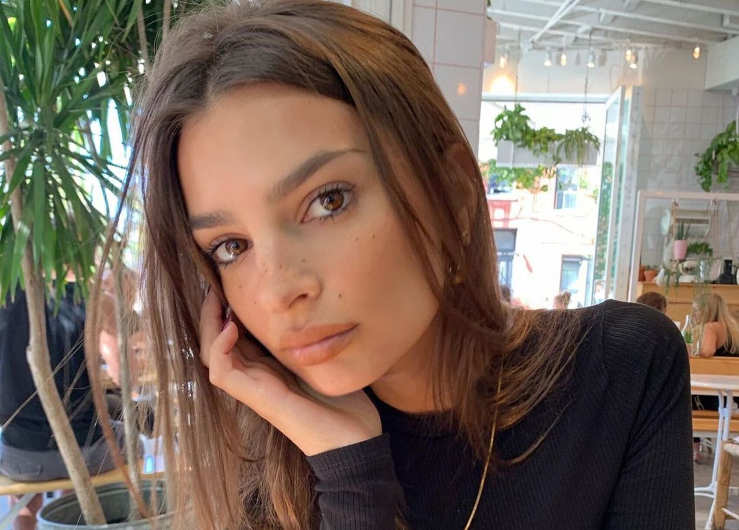 Odsłonięte ciało wpisuje się w styl Emily Ratajkowski Instagram/emrata