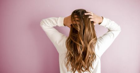 To urządzenie wygląda jak szczotka, a rozwiąże problem z utratą włosów