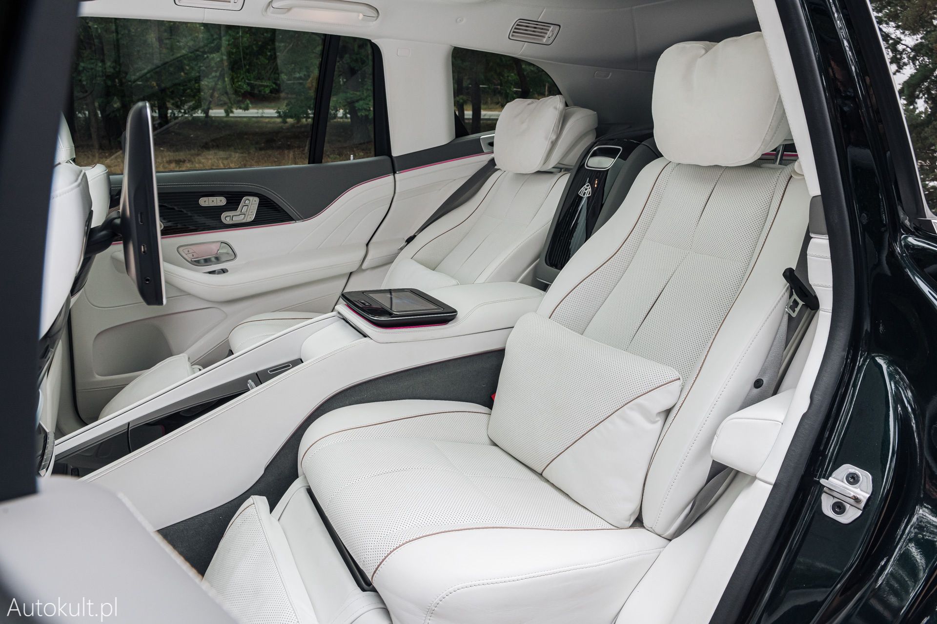 Range Rover (2022) vs Bentley Bentayga S (2022) vs Mercedes-Maybach GLS 600 (2022)