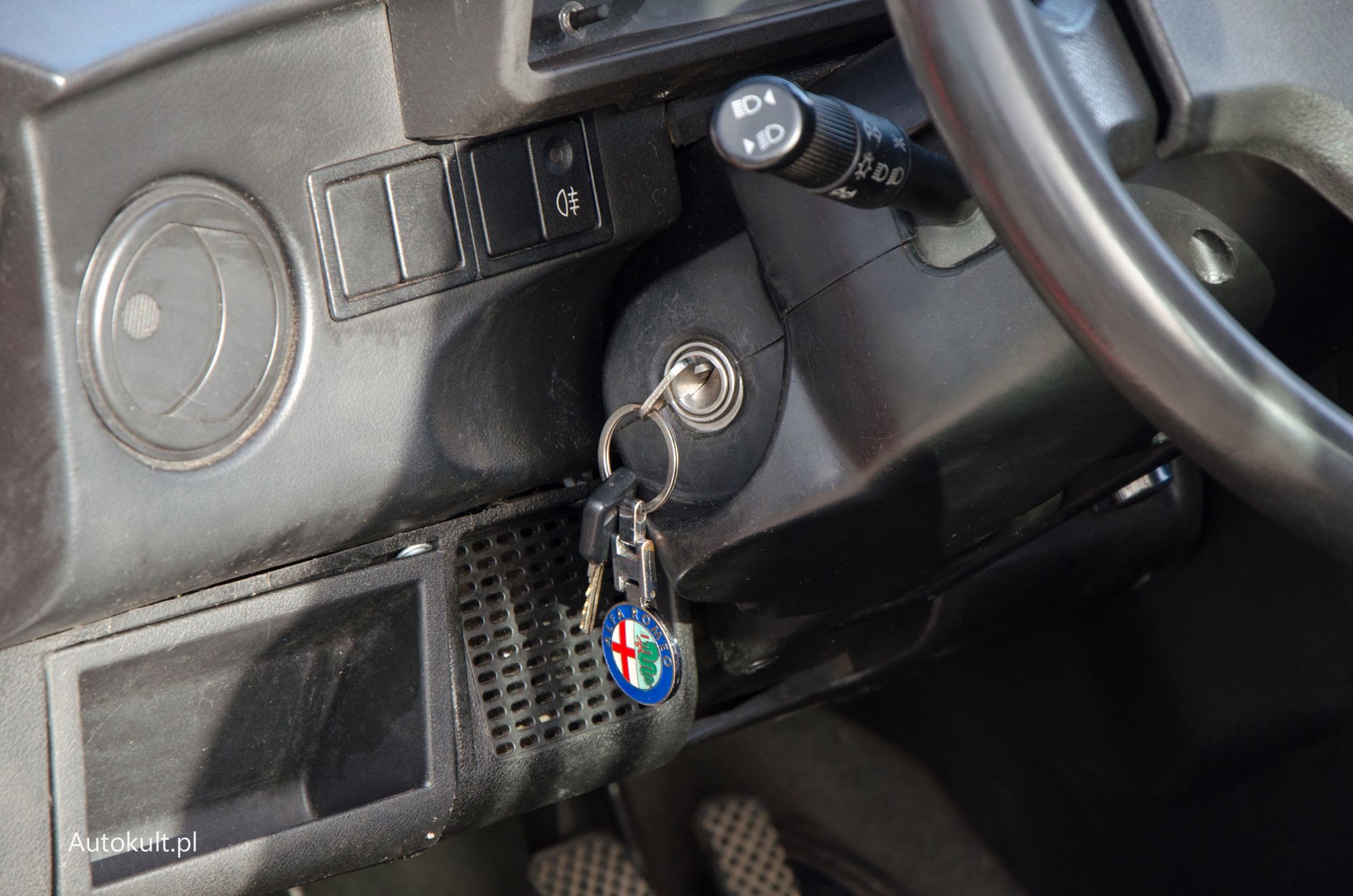 Stacyjka po lewej stronie jak w samochodach Porsche. Choć patrząc na całokształt, odnoszę wrażenie, że ktoś rzucił monetą i tak wybrano stronę.