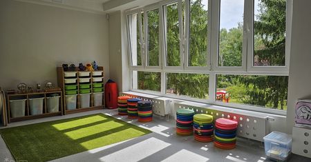 Winda, panele i dwa miejsca dla wózków. Tak Dębiec dogonił standard