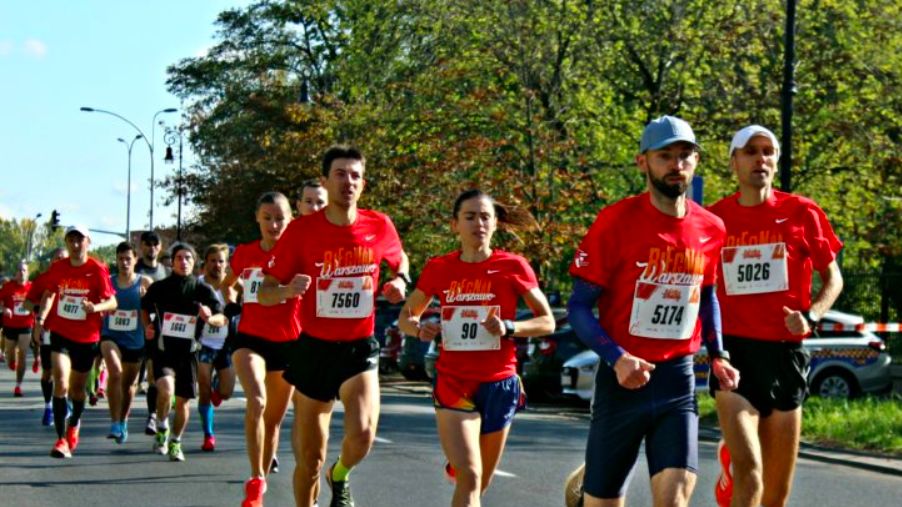 Warszawa. Do popołudnia niektóre z ważnych ulic na stołecznym Śródmieściu oddane będą do dyspozycji biegaczy. Autobusy i samochody zostaną skierowane na objazdy (Biegnij Warszawo)