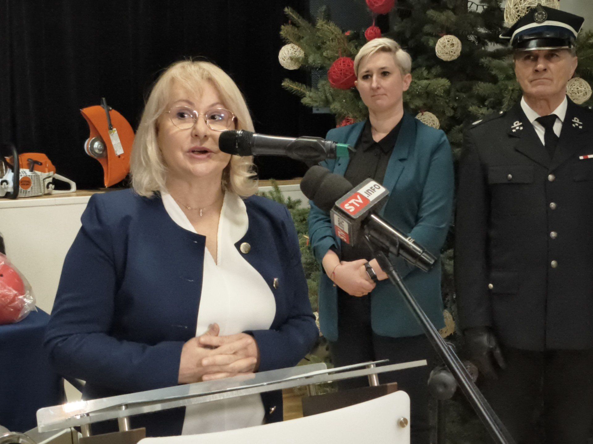 Burmistrz Zawichostu Katarzyna Kondziołka powiedziała, że dzięki zewnętrznemu dofinansowaniu gmina nie tylko unowocześnia sprzęt w jednostkach Ochotniczych Straży Pożarnych, lecz także wzmacnia poczucie bezpieczeństwa mieszkańców.