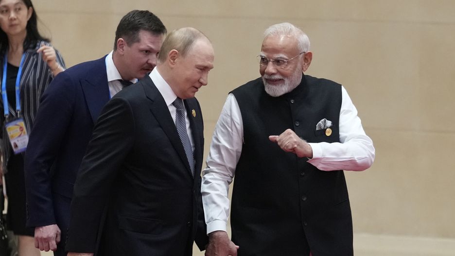 Indian Prime Minister Narendra Modi (R) walks next to Russian President Vladimir Putin (C) during the Shanghai Cooperation Organization (SCO) Summit 2025 at the Meijiang Convention and Exhibition Centre in Tianjin, China, 01 September 2025. The Shanghai Cooperation Organization (SCO) Summit 2025 is held in Tianjin on 31 August and 01 September. EPA/SUO TAKEKUMA / POOL Dostawca: PAP/EPA.