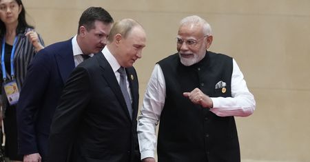 Wpadli sobie w ramiona. Ciepłe powitanie Putina i Modiego