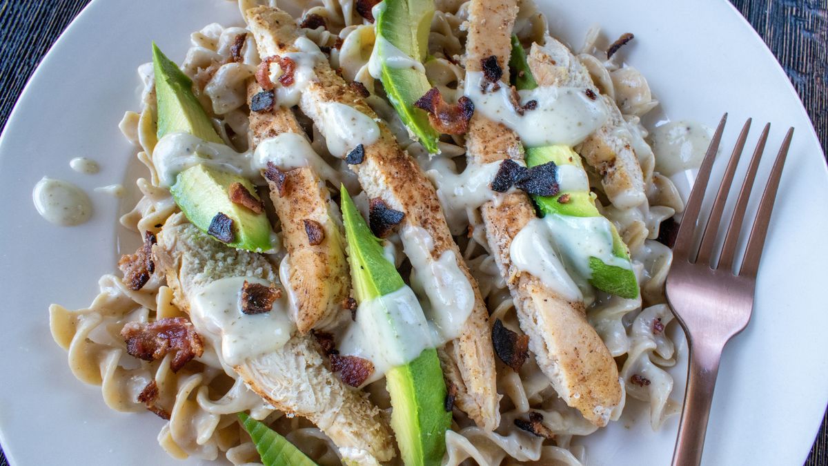 Makaron z awokado i kurczakiem