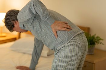 Podpierasz się rękami przy wstawaniu? To może być sygnał alarmowy