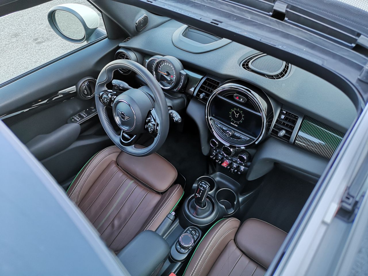 MINI Cooper S: aplikacja MINI Connected, obsługa systemu oraz audio Harman Kardon