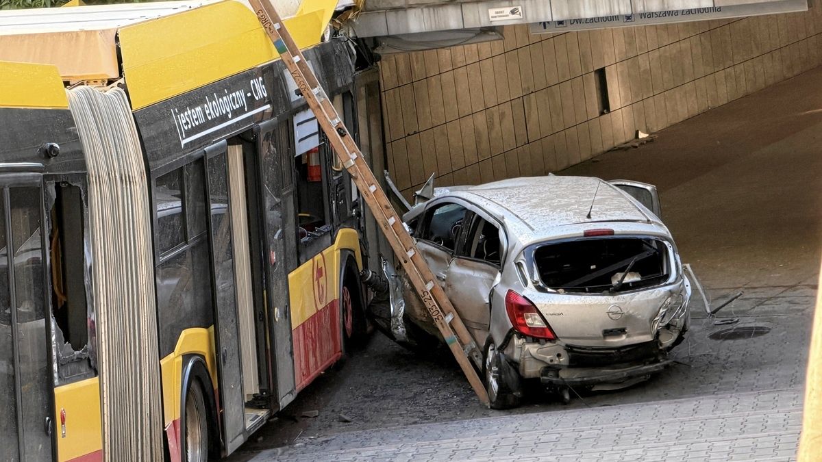 Wypadek autobusu miejskiego w Warszawie.